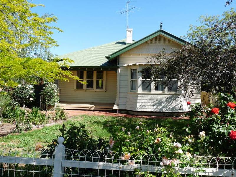 GREAT LOCATION CLOSE TO THE HOSPITAL, SCHOOLS AND BOWLING GREENS Picture 1