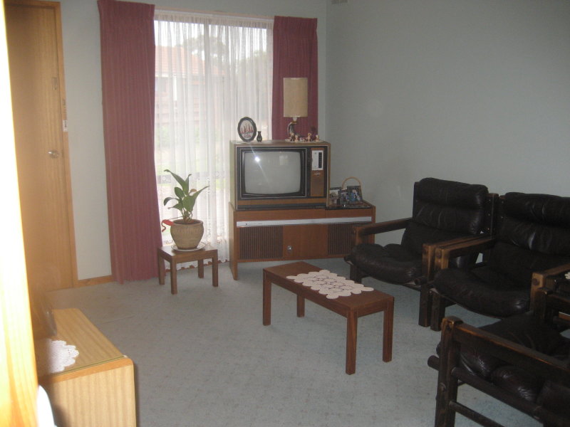 VERY NEAT UNIT CLOSE TO RIVER Picture 3