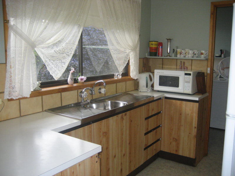 VERY NEAT UNIT CLOSE TO RIVER Picture 2