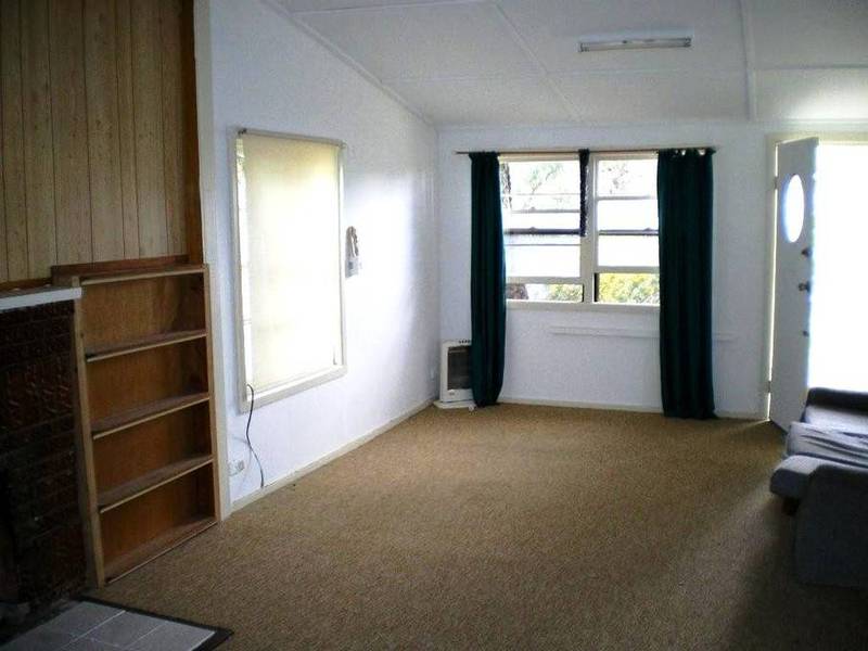 2 BEDROOM DIMBOOLA HOME Picture 3