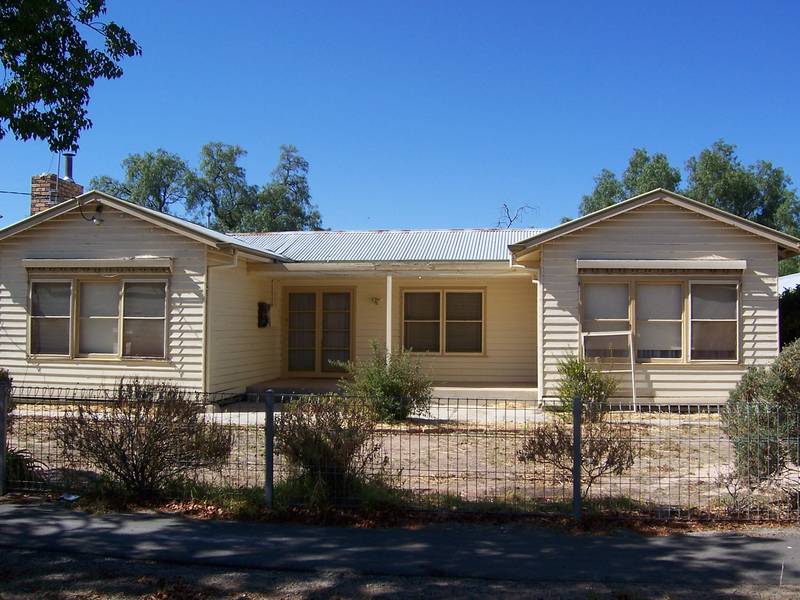 THREE BEDROOM FAMILY HOME Picture 1