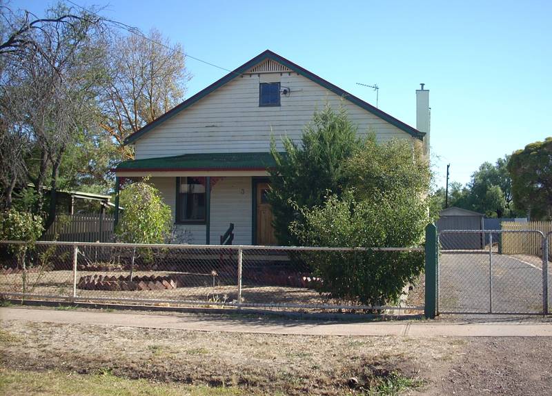 FAMILY HOME CLOSE TO CBD Picture 2