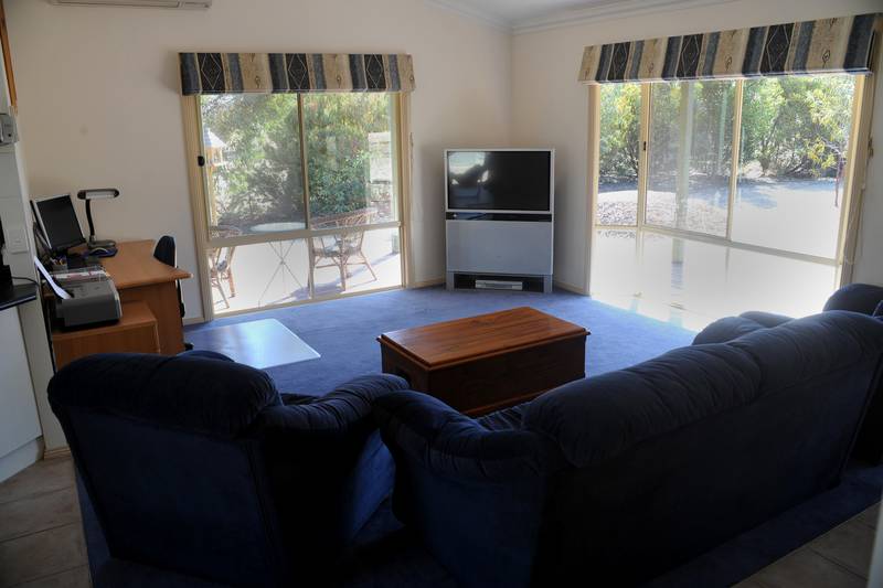 UNIQUE LIFESTYLE PROPERTY CLOSE TO CITY Picture 3