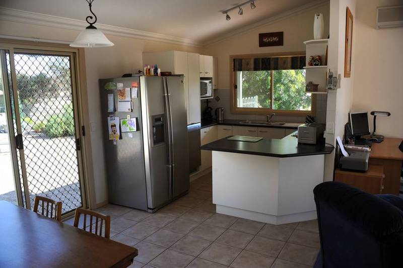 UNIQUE LIFESTYLE PROPERTY CLOSE TO CITY Picture 2