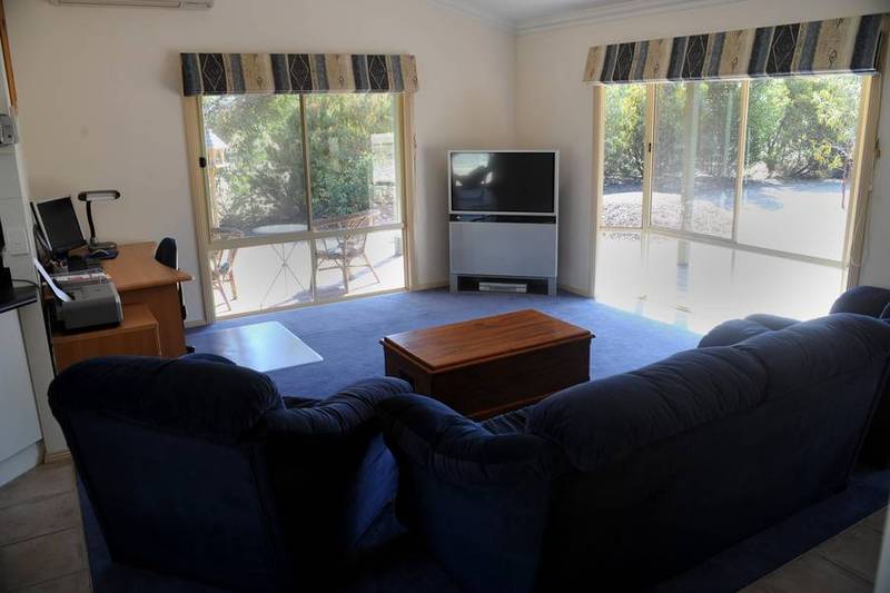 UNIQUE LIFESTYLE PROPERTY CLOSE TO CITY Picture 3