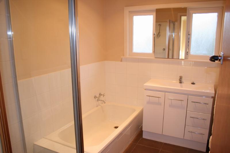 3 BEDROOM BRICK VENEER - WARRACKNABEAL Picture 3