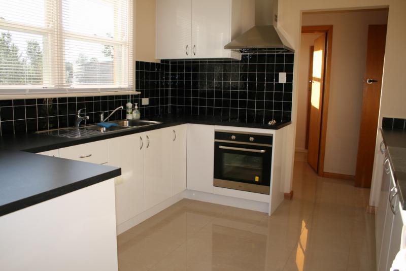 3 BEDROOM BRICK VENEER - WARRACKNABEAL Picture 2