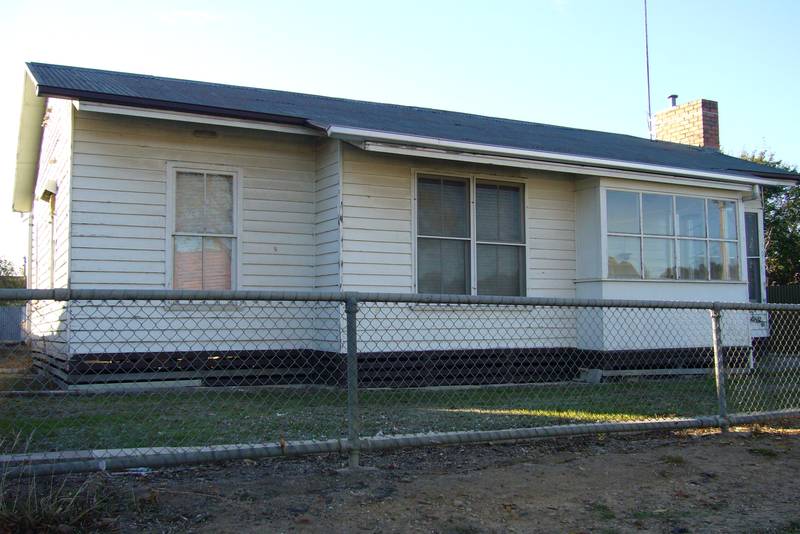 UNDER OFFER/ UNDER CONTRACT Picture 2