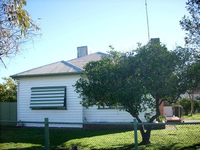 NEAT & TIDY FAMILY HOME CLOSE TO CBD Picture