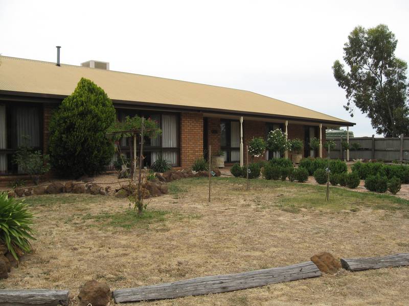 FAMILY HOME - RURAL OUTLOOK Picture 1