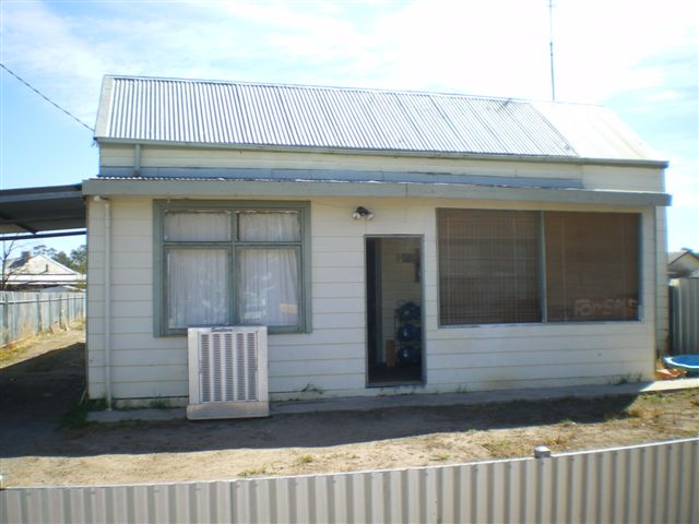 SPACIOUS 3 BEDROOM HOME Picture 1