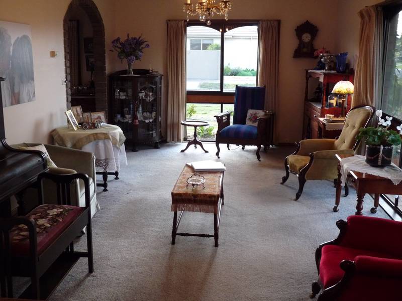 UNDER OFFER/ UNDER CONTRACT Picture 3