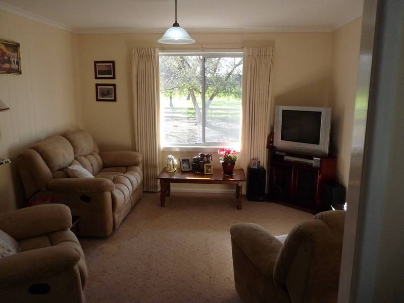 RURAL LIFESTYLE ON 33 ACRES Picture 2