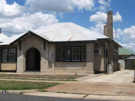 PRICE REDUCTION - FAMILY HOME WALK TO CBD & PARKS Picture 1