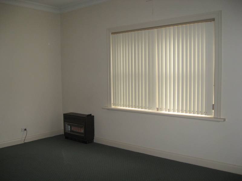 CENTRAL 3 BEDROOM HOME Picture 3