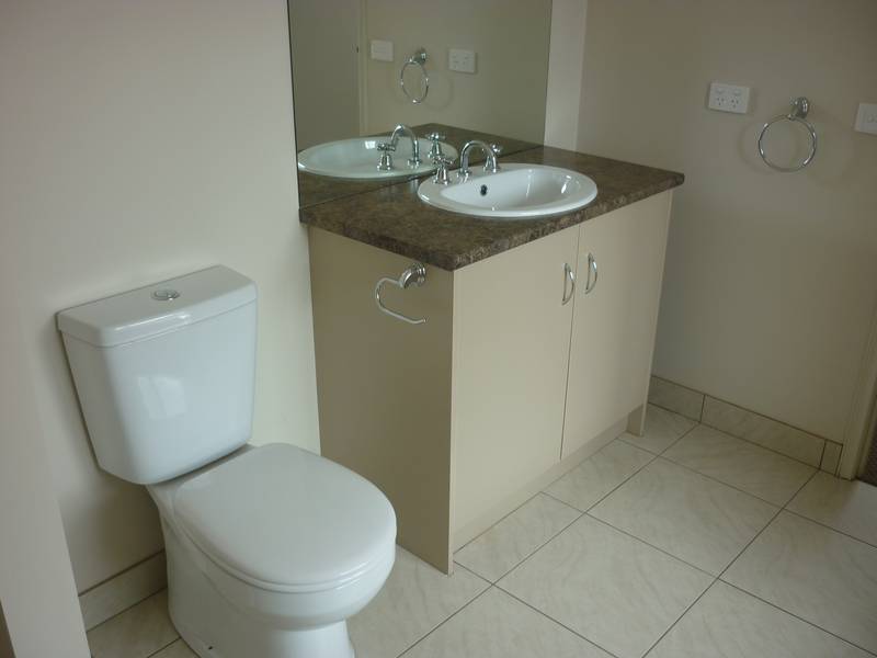 THE PERFECT 3 BEDROOM BRICK HOME ! Picture 3