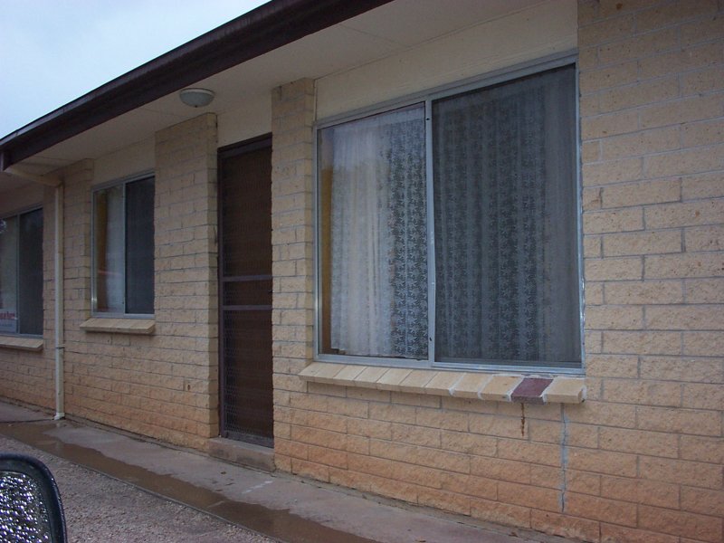 WELL LOCATED 2BR UNIT Picture 1