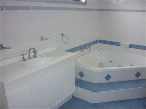 LARGE LIVING - 3 BEDROOM HOME Picture 3