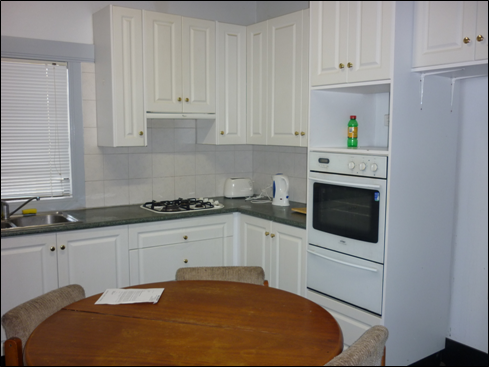 LARGE LIVING - 3 BEDROOM HOME Picture 2