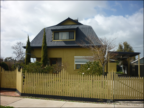 LARGE LIVING - 3 BEDROOM HOME Picture 1