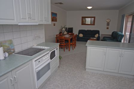 FANTASTIC LIFESTYLE PROPERTY WITH RIVER VIEWS Picture 3