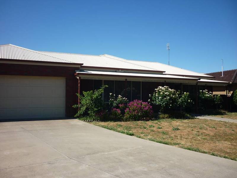 FANTASTIC LIFESTYLE PROPERTY WITH RIVER VIEWS Picture 2