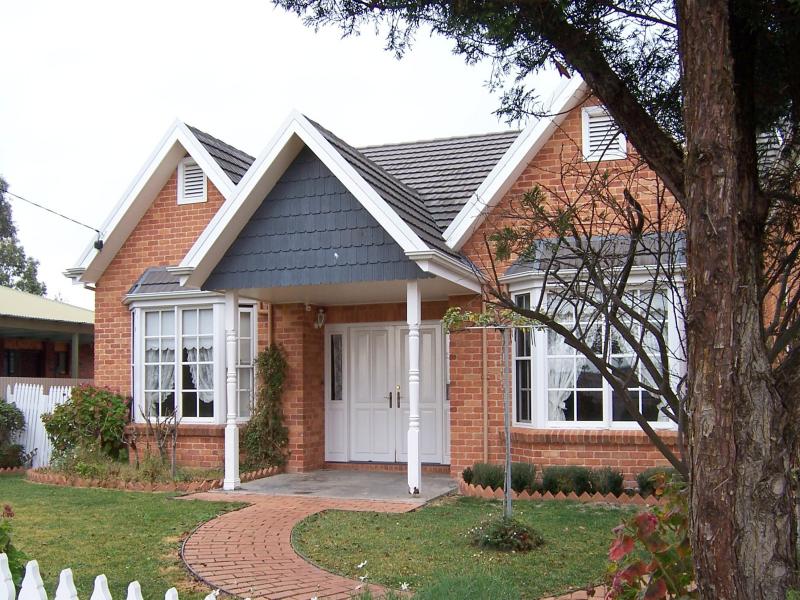 LUXURIOUS LIVING Picture 1