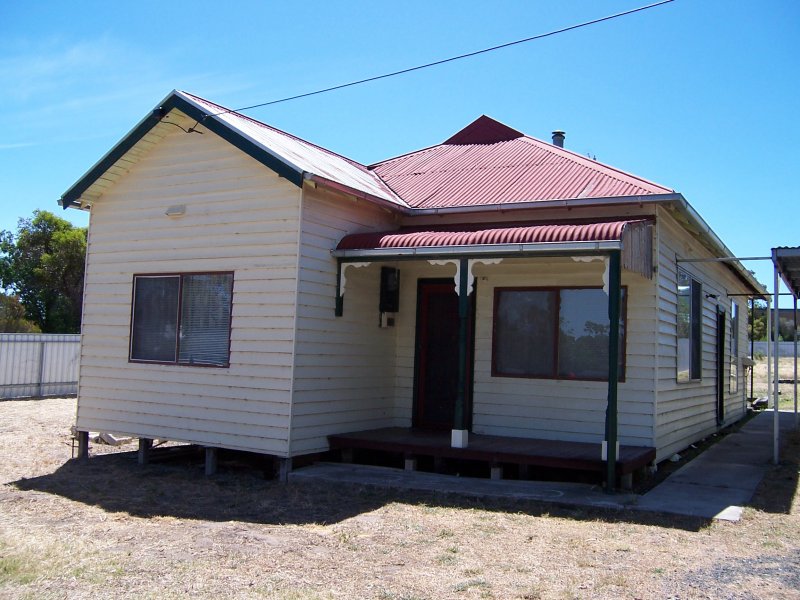 NEAT HOME IN DIMBOOLA Picture 1