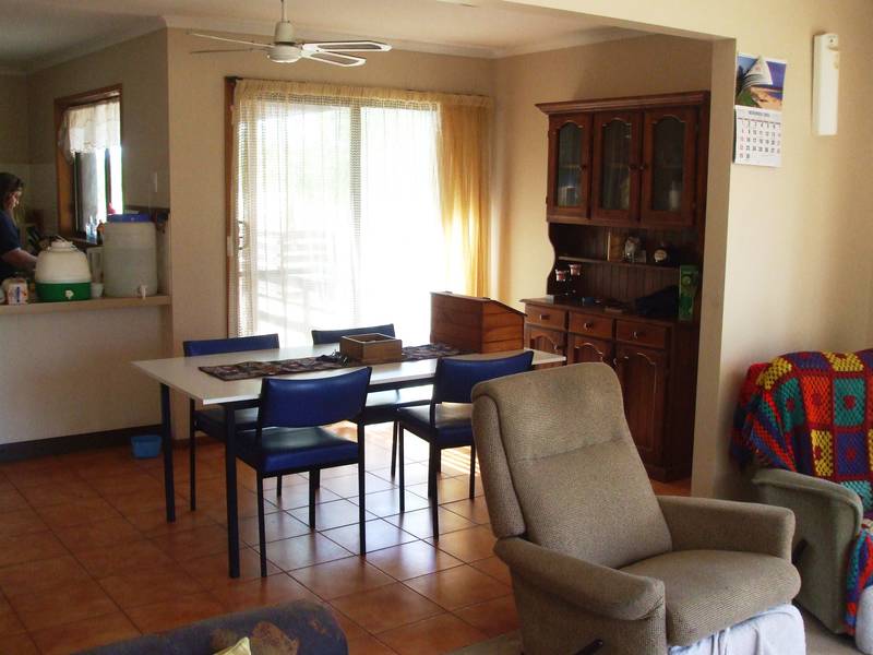 SURROUND YOURSELF WITH SPACE Picture 2