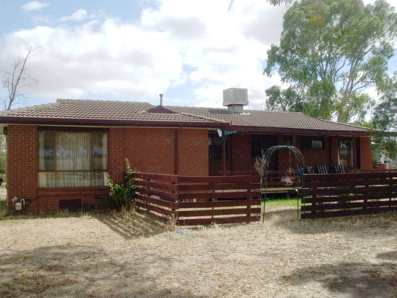 SURROUND YOURSELF WITH SPACE Picture 1