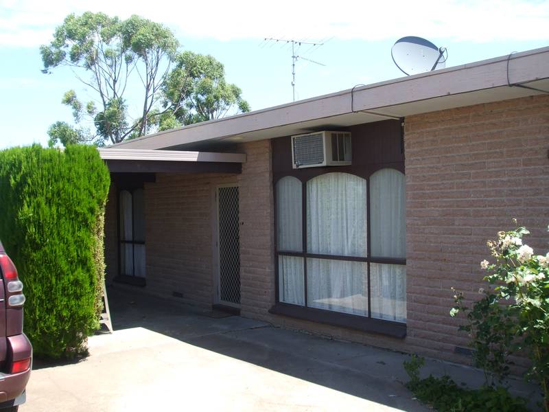 WELL LOCATED Picture 1