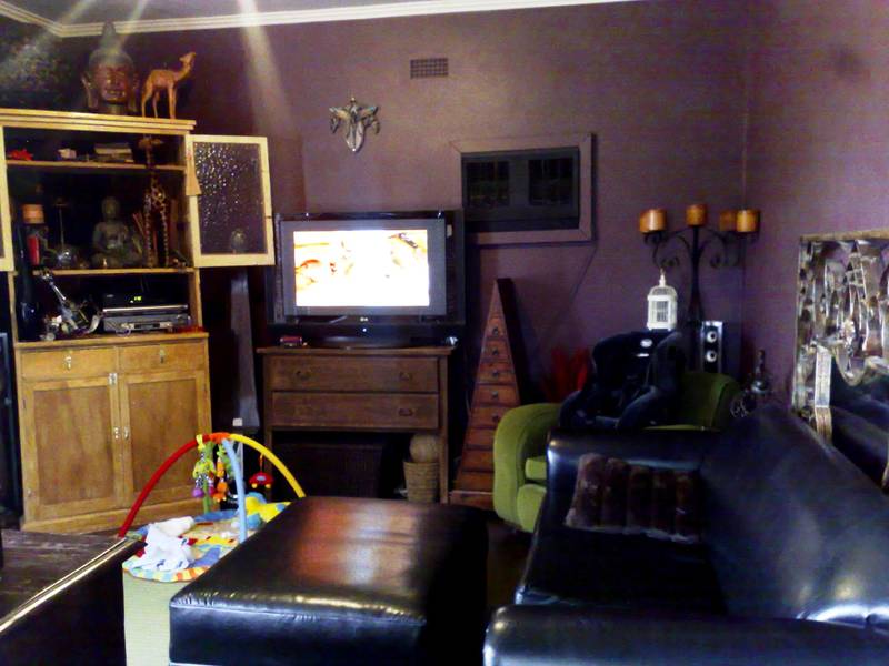 RENOVATED FAMILY HOME Picture 3