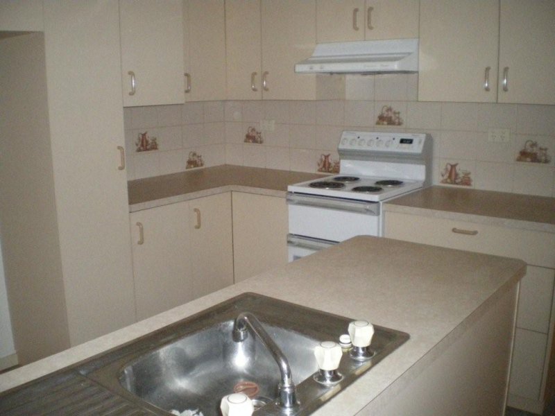 WALK TO THE SHOPS- WARRACKNABEAL Picture WALK TO THE SHOPS- WARRACKNABEAL Picture