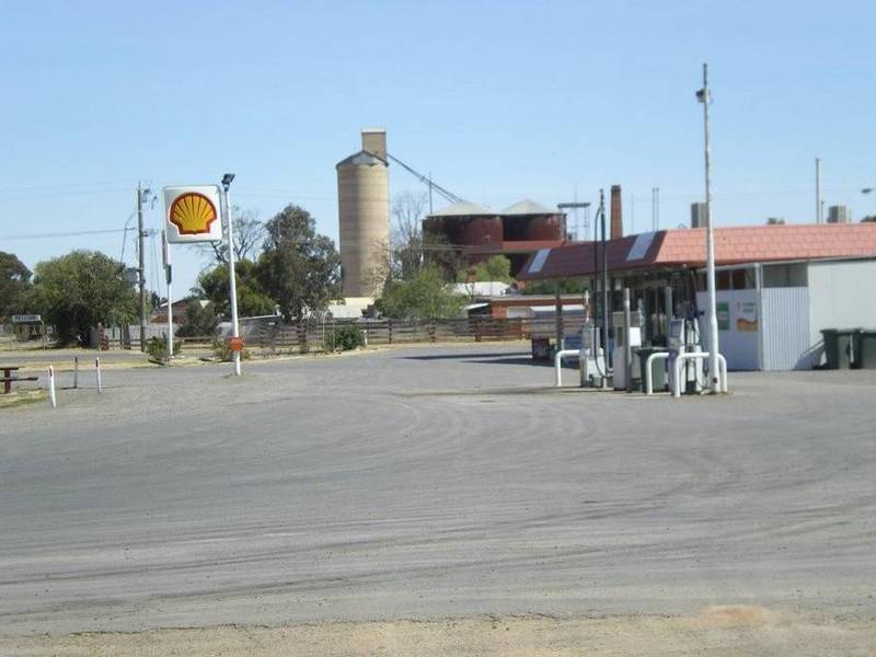 OPPORTUNITY KNOCKS- INDUSTRIAL BLOCK- REDUCED TO SELL Picture 3