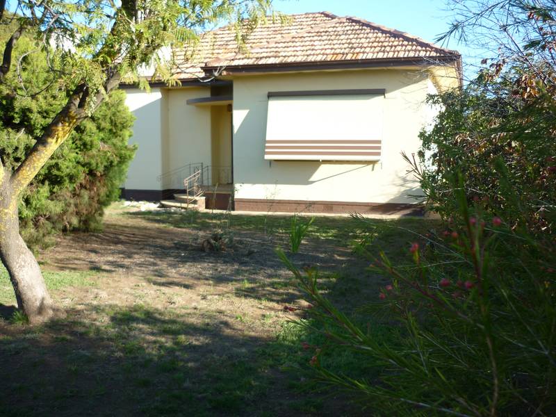 PLENTY OF YARD SPACE WITH THIS ONE. Picture 3