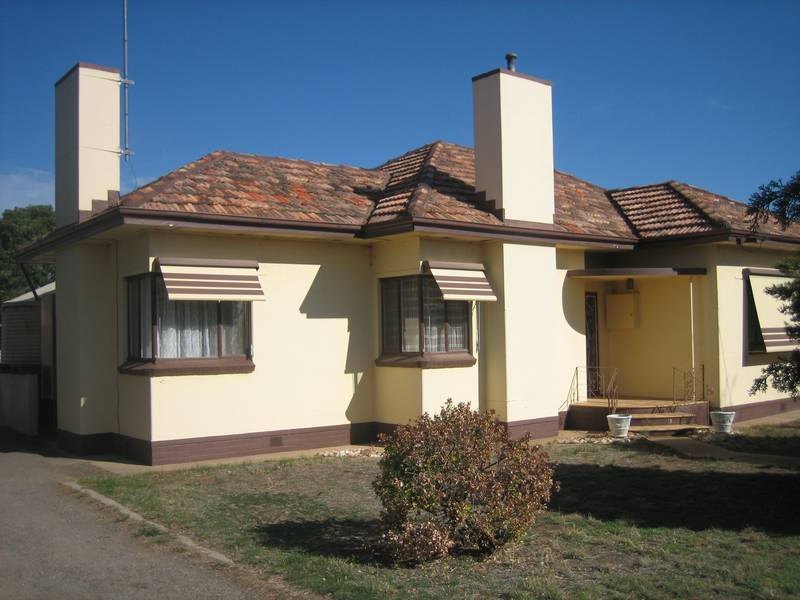 PLENTY OF YARD SPACE WITH THIS ONE. Picture 1