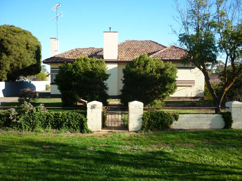 PLENTY OF YARD SPACE WITH THIS ONE. Picture 2