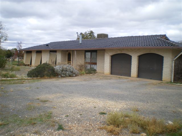 SET UP FOR HORSES-& STYLISH HOME - GREAT PACKAGE Picture 1