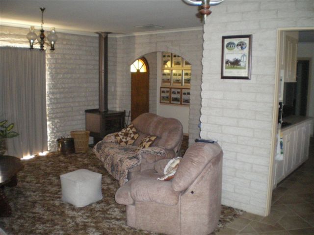 SET UP FOR HORSES-& STYLISH HOME - GREAT PACKAGE Picture 3