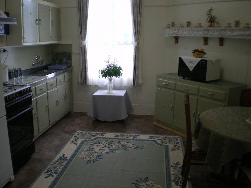 FULLY FURNISHED HOME - JUST MOVE IN Picture 3