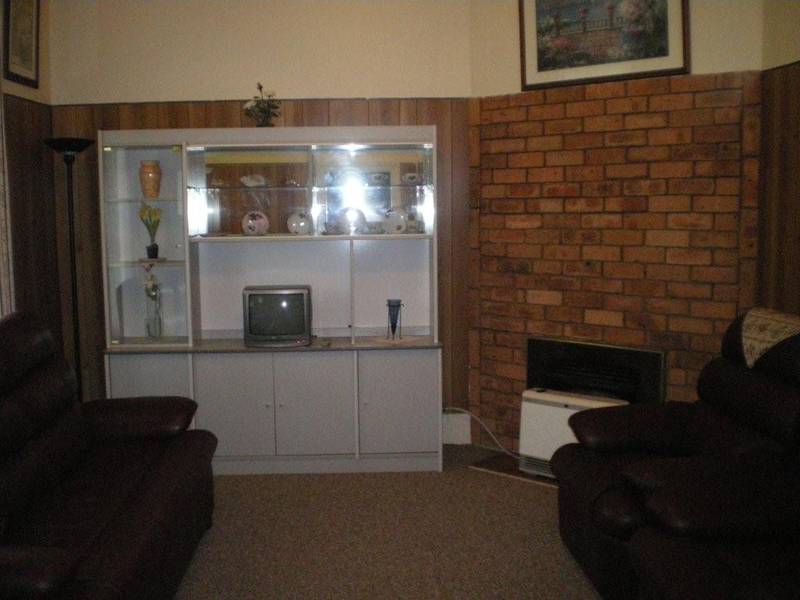 FULLY FURNISHED HOME - JUST MOVE IN Picture 2