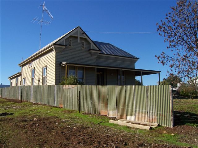 Large Family Home Picture 3