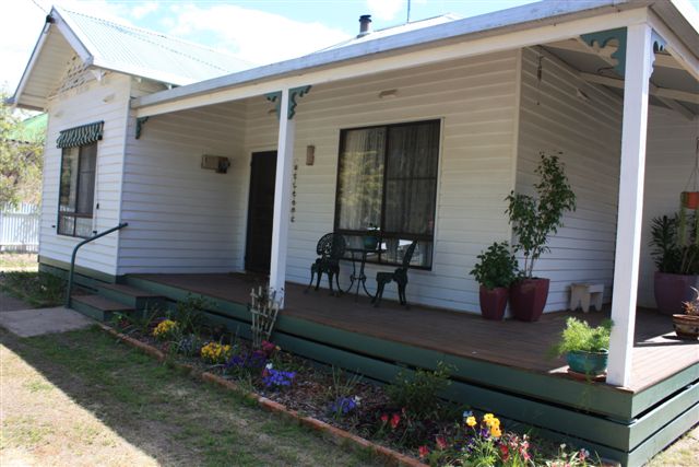 CREEK VIEWS WITH WATER! Picture 1