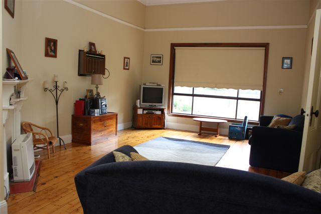 MOVE IN......PUT YOUR FEET UP! Picture 3