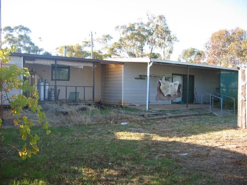 Quiet Life, Plenty of Space, Large Home and Shed. Picture 2