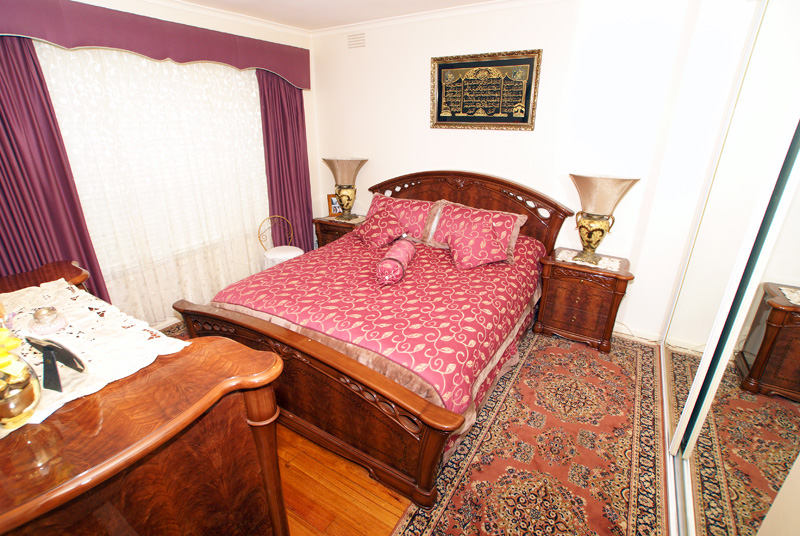 CORNER THE MARKET Picture 3