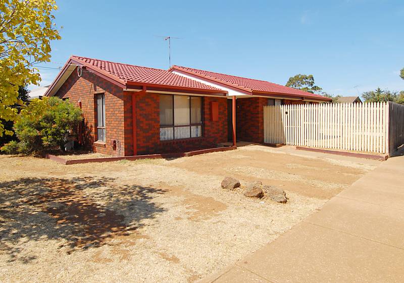 FIVE MINUTES FROM EVERYTHING Picture 1