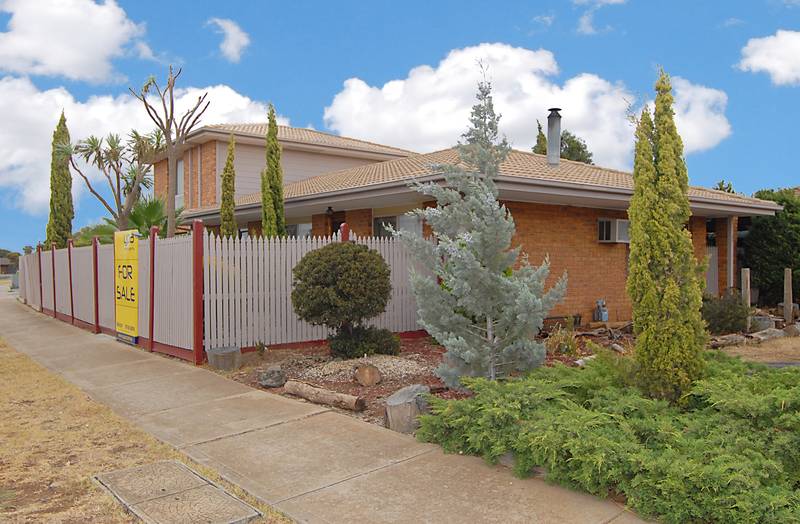 WITH ALL THE FEATURES YOU WILL NEVER HAVE TO LEAVE HOME Picture 1