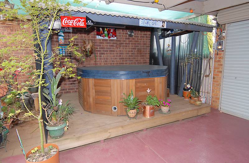 WITH ALL THE FEATURES YOU WILL NEVER HAVE TO LEAVE HOME Picture 2