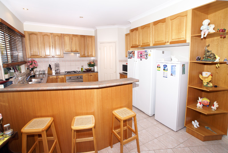 HUGE LIVING AREAS, PERFECT FOR A FAMILY Picture 3